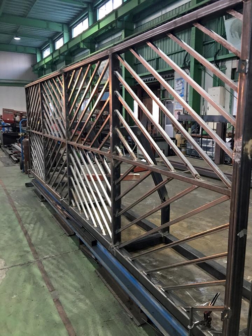 鋼製門扉 溶融亜鉛メッキ仕上げの為穴開け